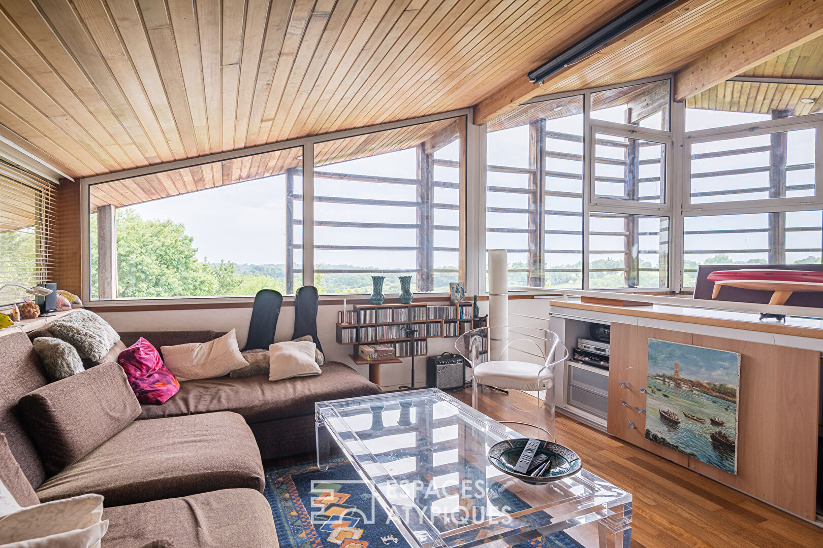 Single-story architect-designed house with swimming pool and exceptional view