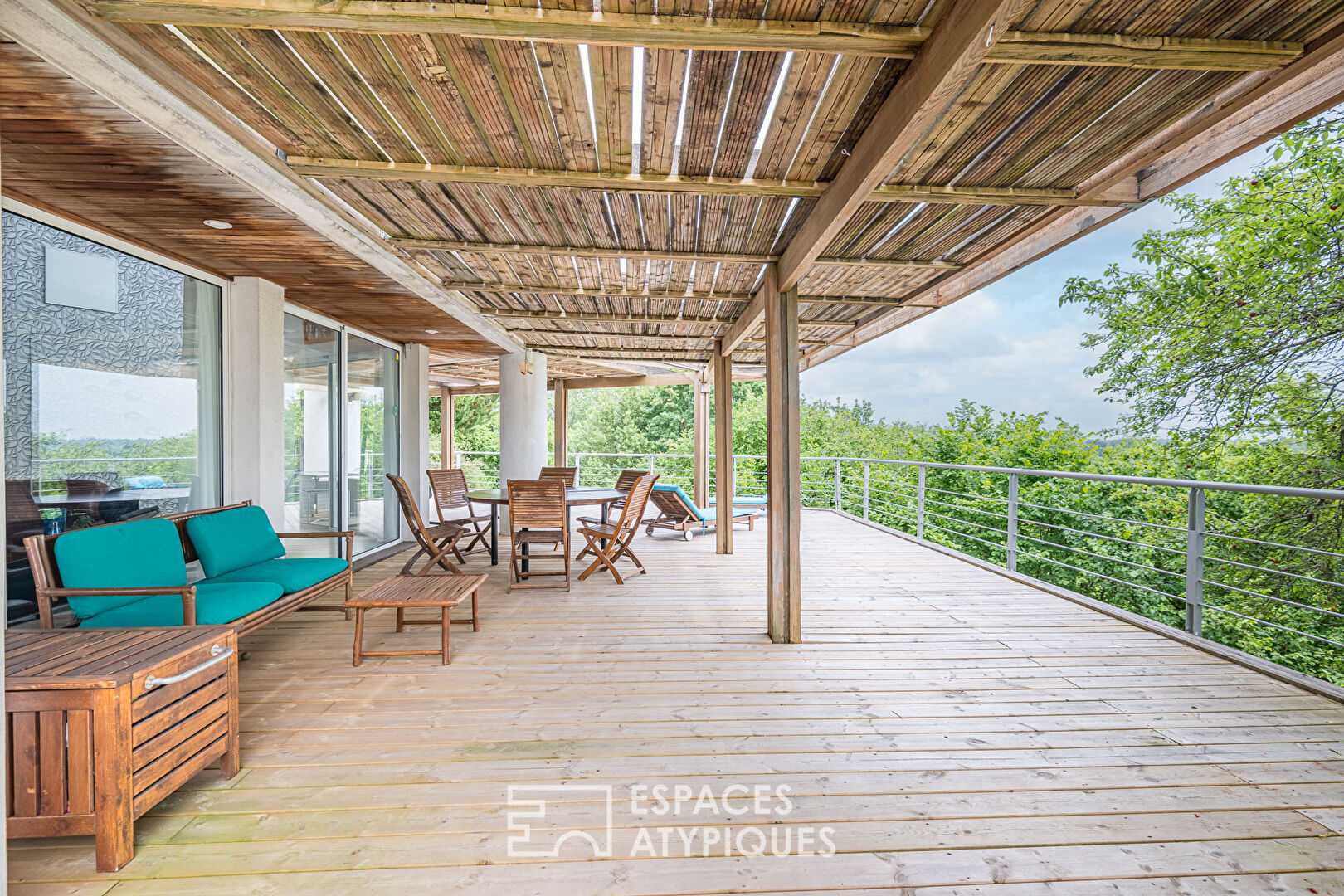 Single-story architect-designed house with swimming pool and exceptional view