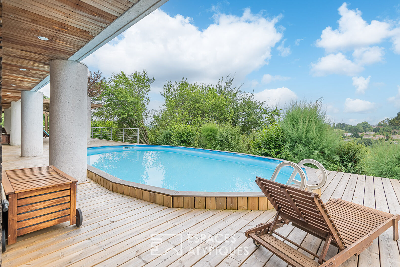Single-story architect-designed house with swimming pool and exceptional view
