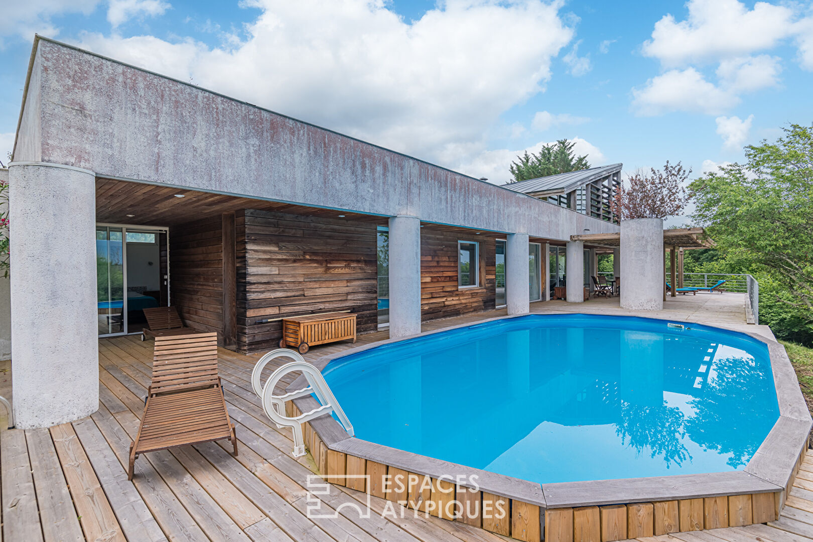 Single-story architect-designed house with swimming pool and exceptional view