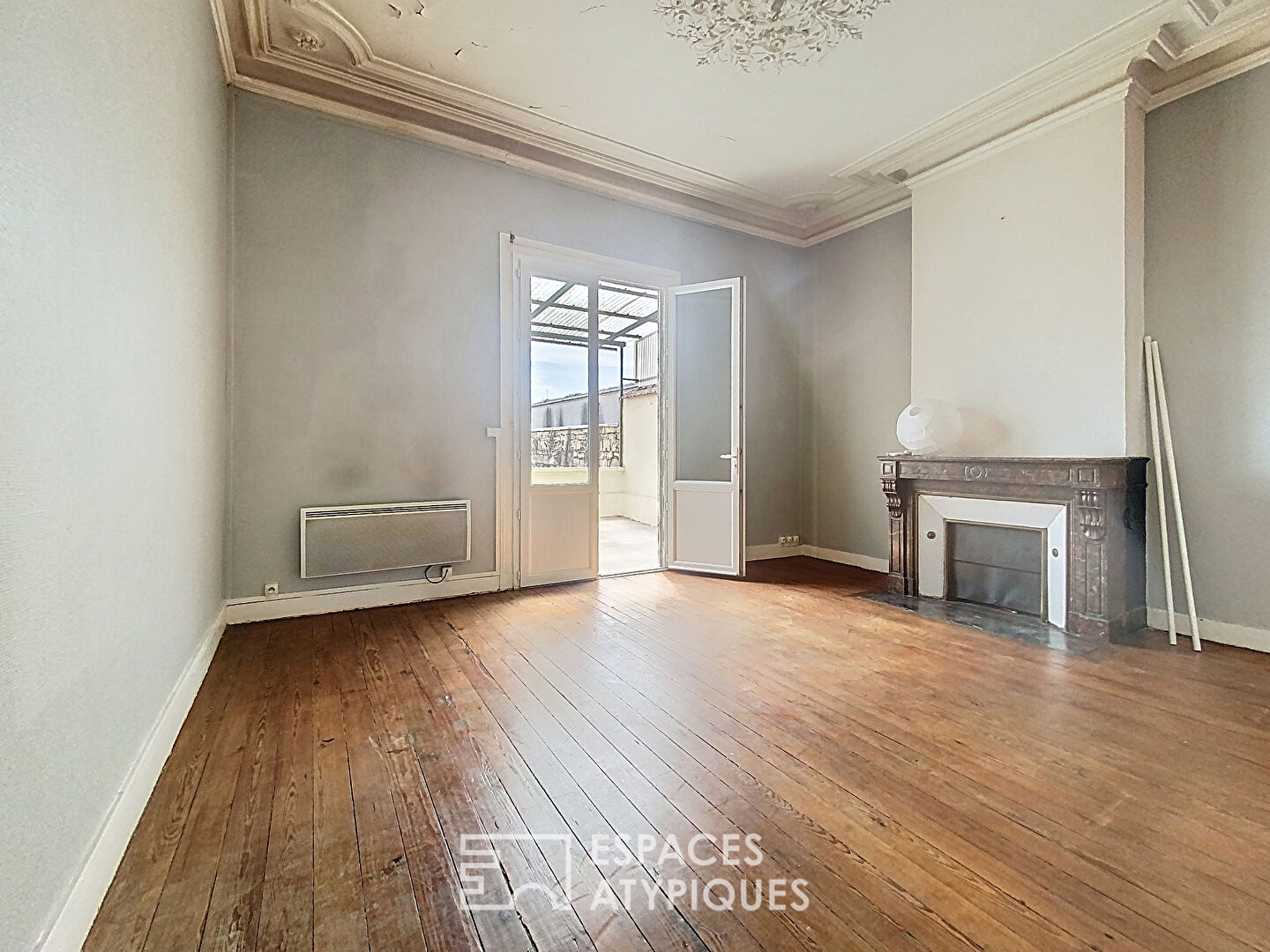Apartment with terrace to renovate in Chartrons