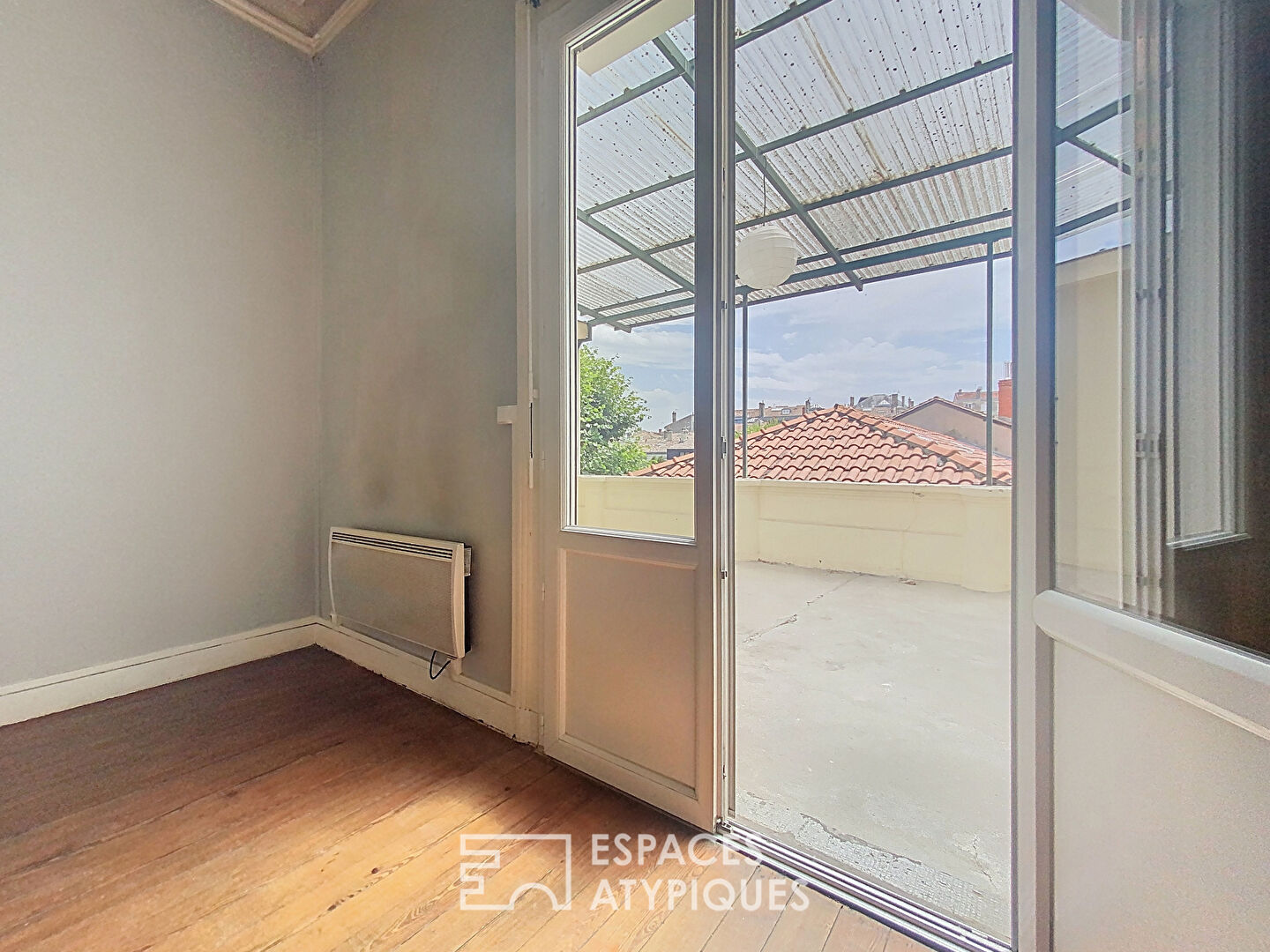 Apartment with terrace to renovate in Chartrons