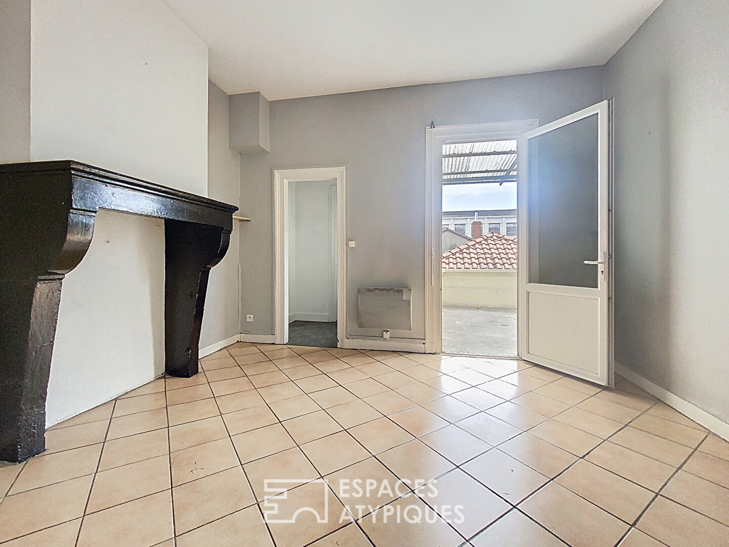 Apartment with terrace to renovate in Chartrons