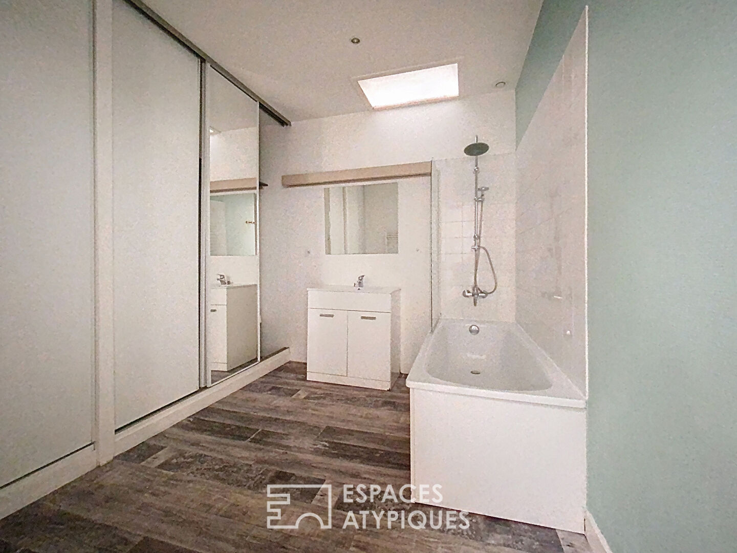 Apartment with terrace to renovate in Chartrons