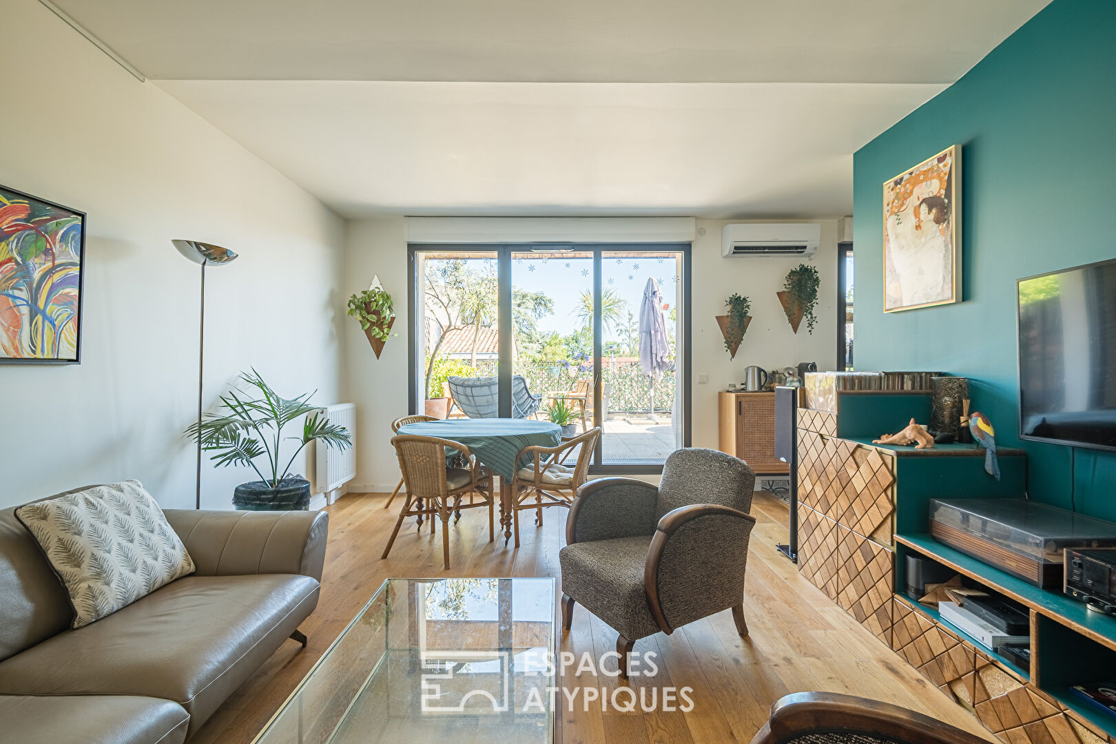 Terrace, light and modern comfort in Chartrons