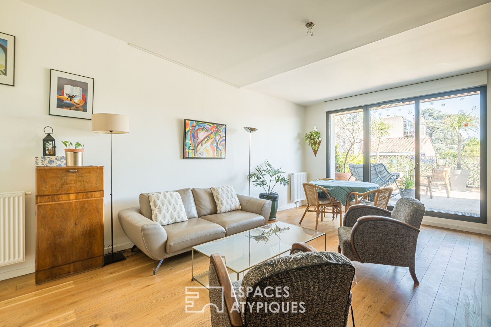 Terrace, light and modern comfort in Chartrons