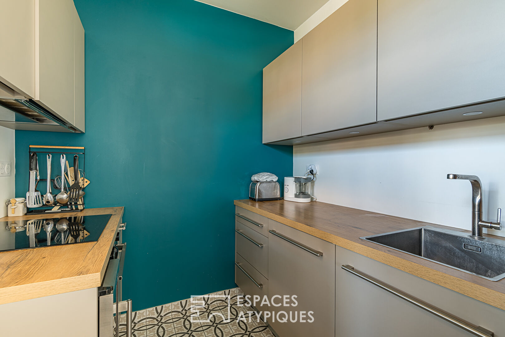 Terrace, light and modern comfort in Chartrons