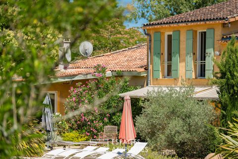 Maison de maître dans son écrin de verdure