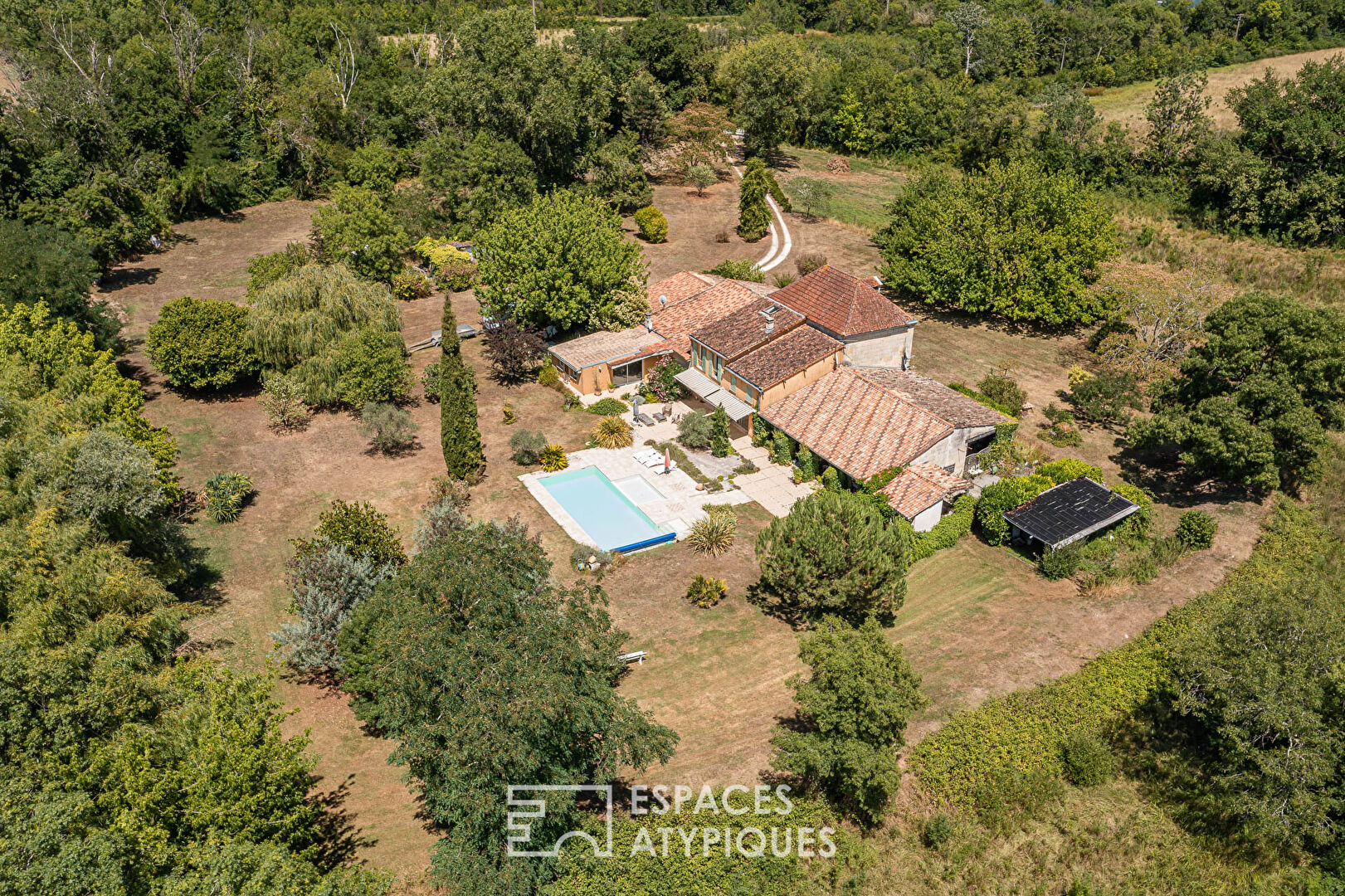 Maison de maître dans son écrin de verdure
