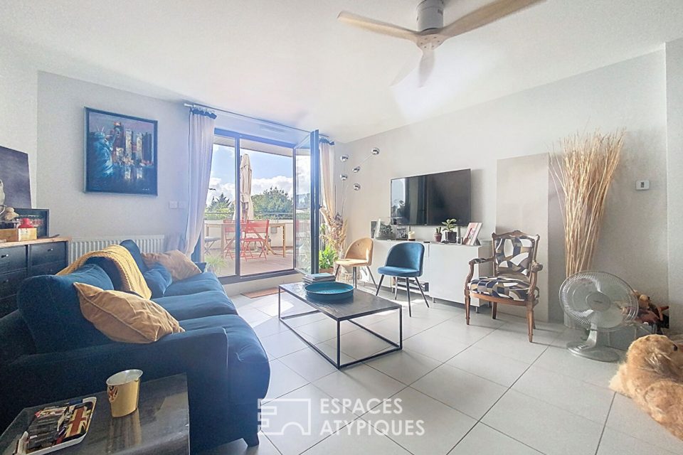 Appartement avec terrasse, ascenseur et parking aux Chartrons