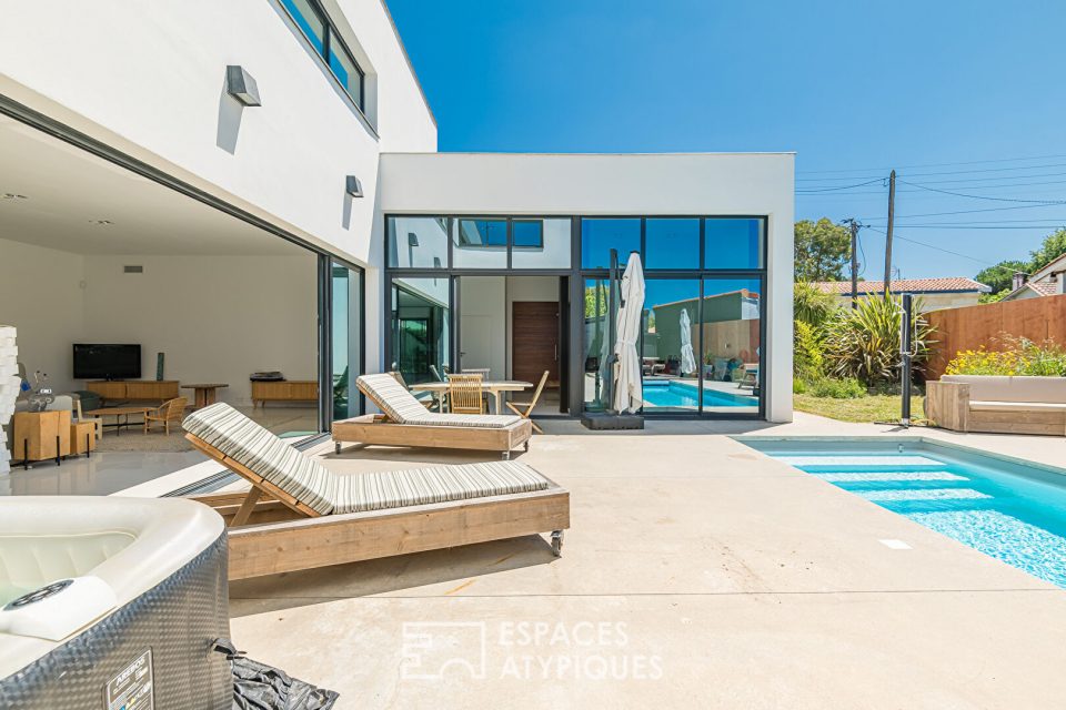 Maison d'architecte avec piscine et garage