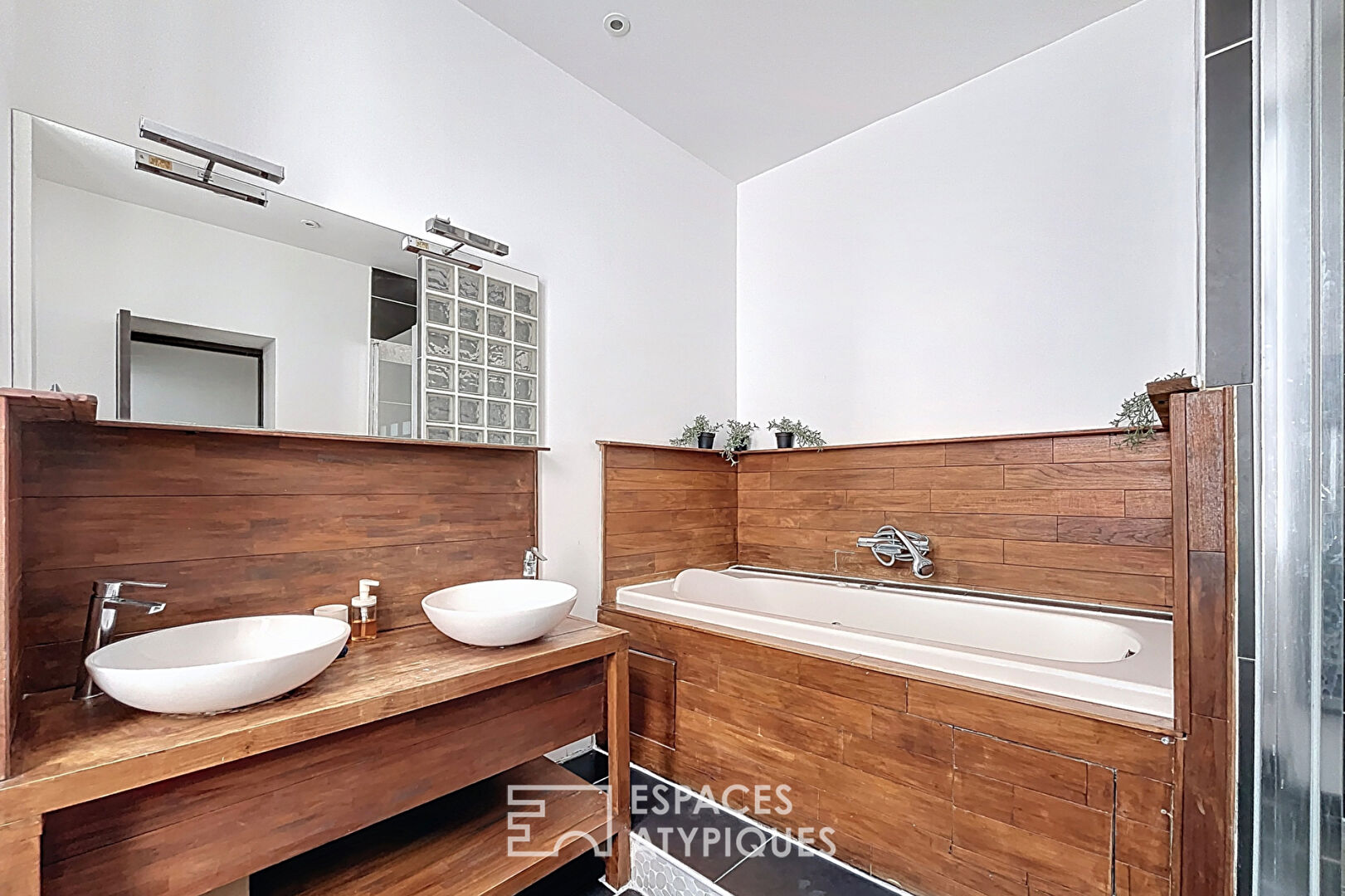 Furnished attic apartment in the Golden Triangle
