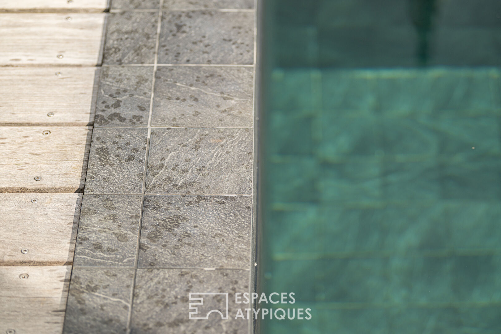 Contemporary single-story house with swimming pool
