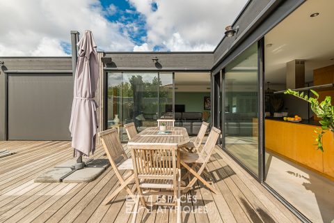 Contemporary single-story house with swimming pool