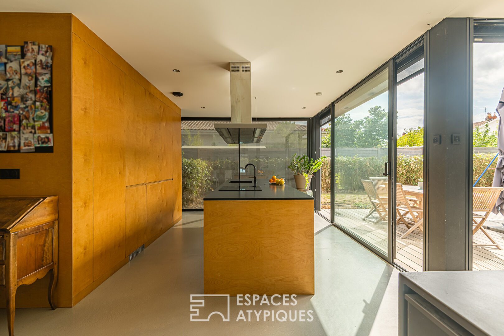 Contemporary single-story house with swimming pool