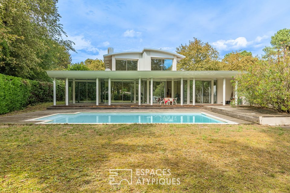 Villa d'architecte avec piscine dans les bois
