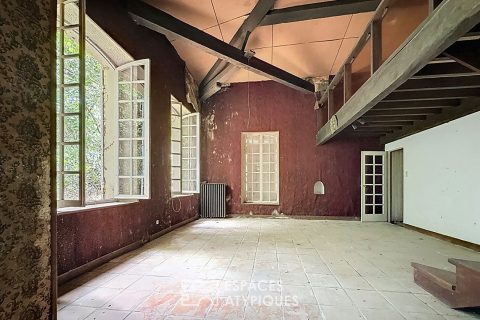 Stone farmhouse to renovate in a wooded park