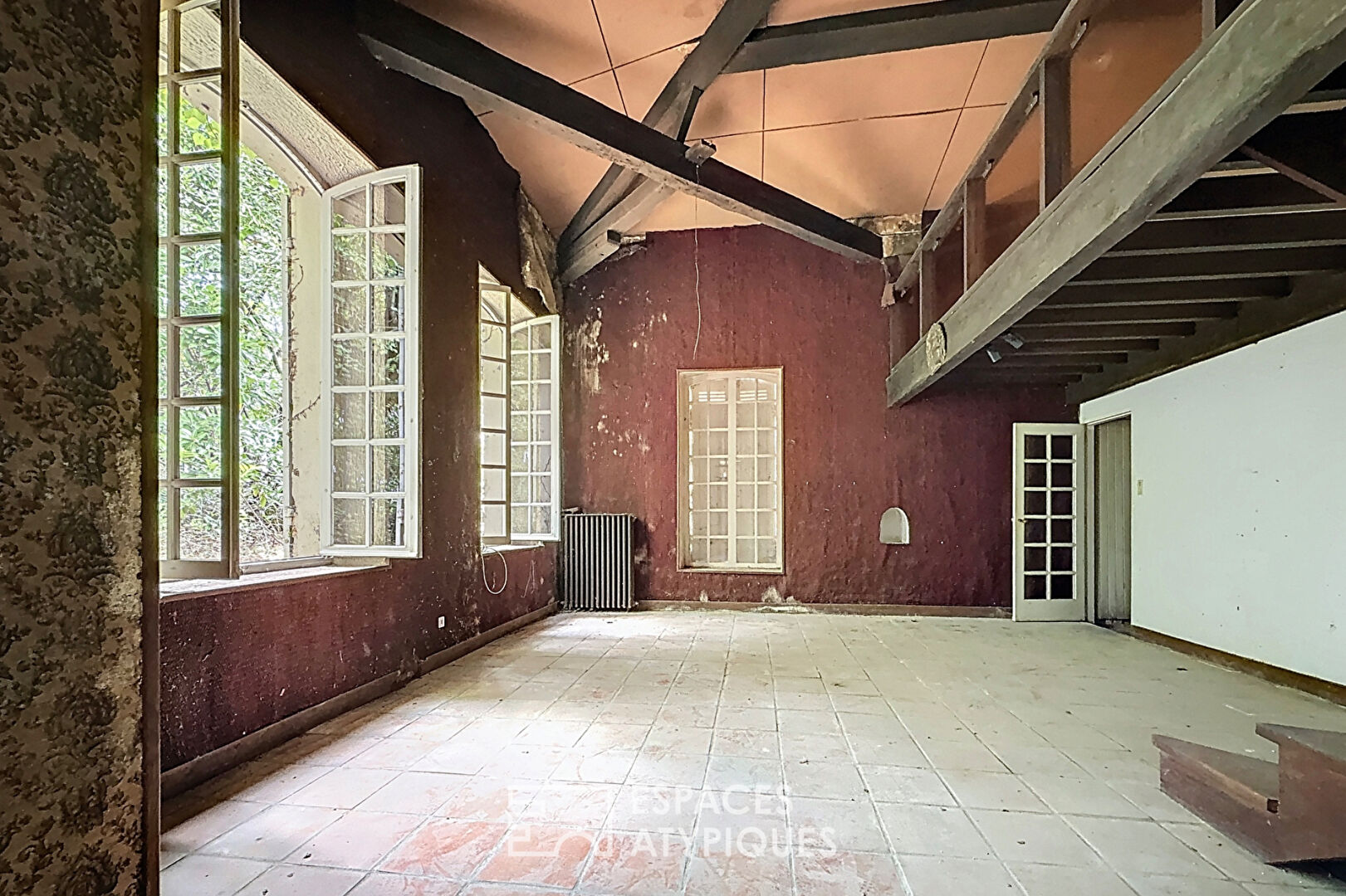 Stone farmhouse to renovate in a wooded park