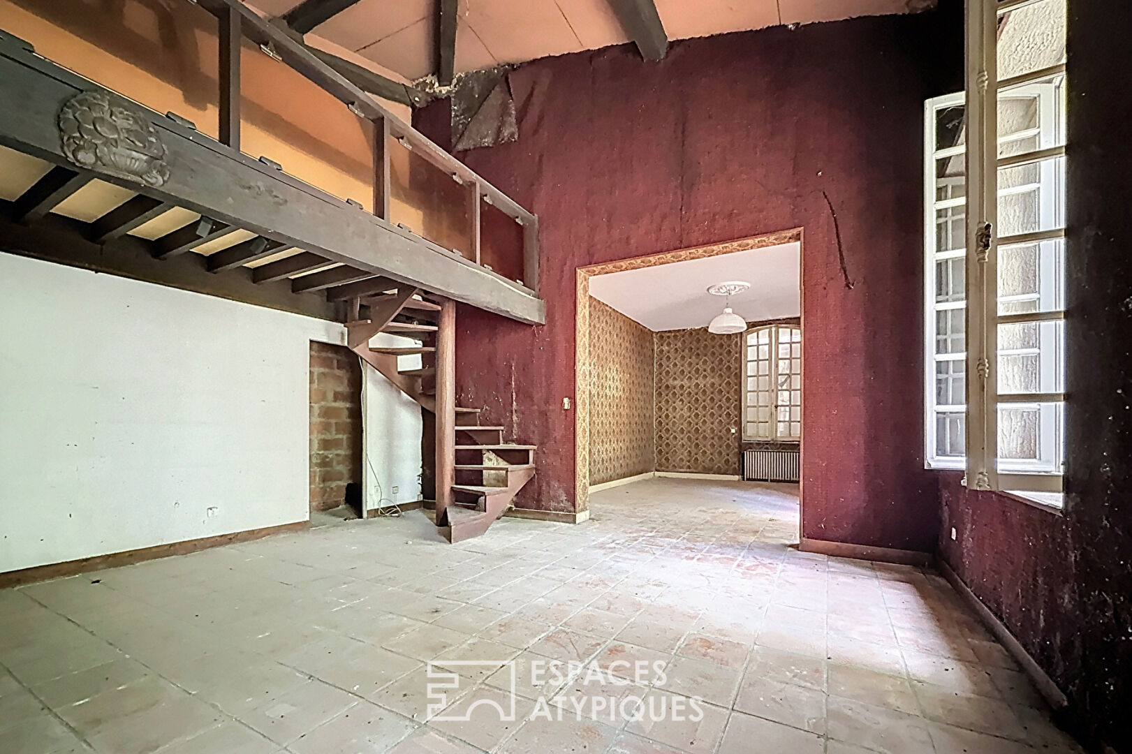 Stone farmhouse to renovate in a wooded park