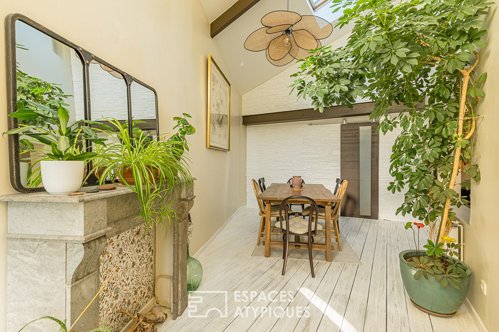Maison en pierre avec garage et jardin