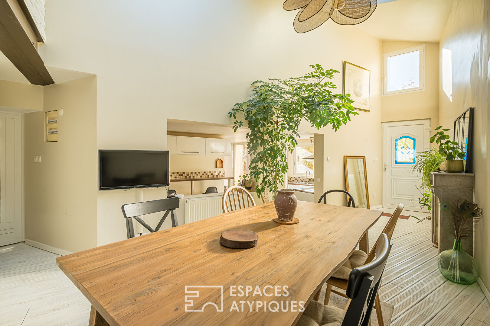 Maison en pierre avec garage et jardin