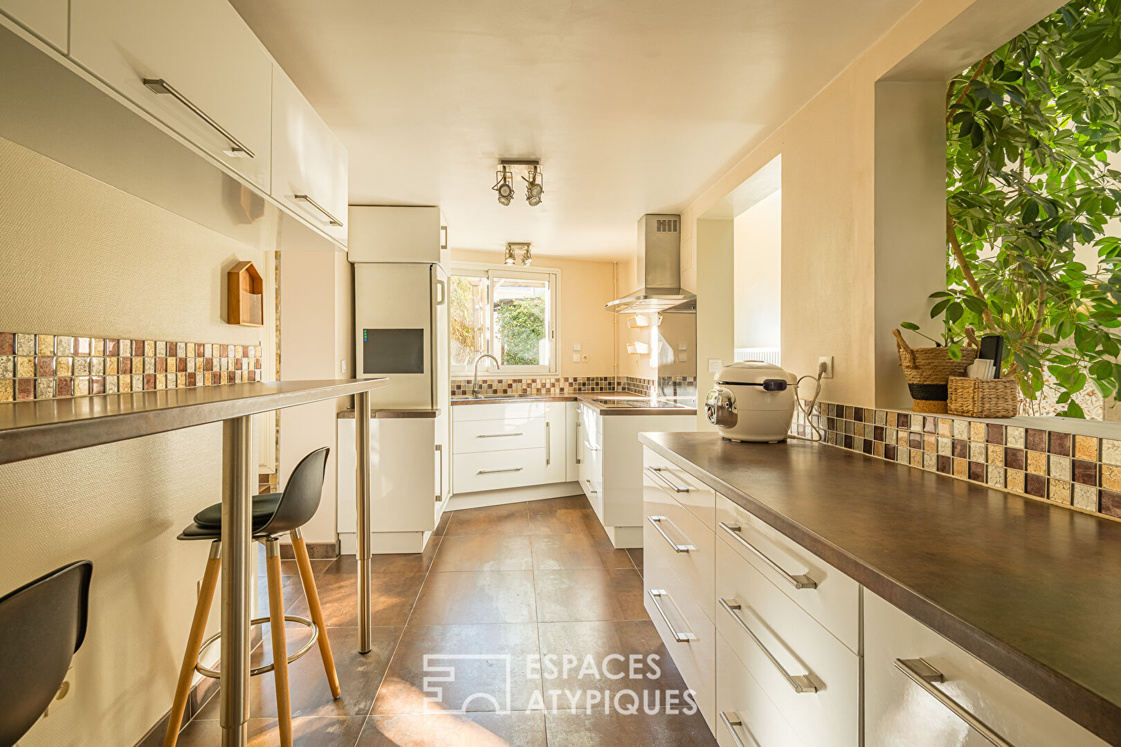 Maison en pierre avec garage et jardin