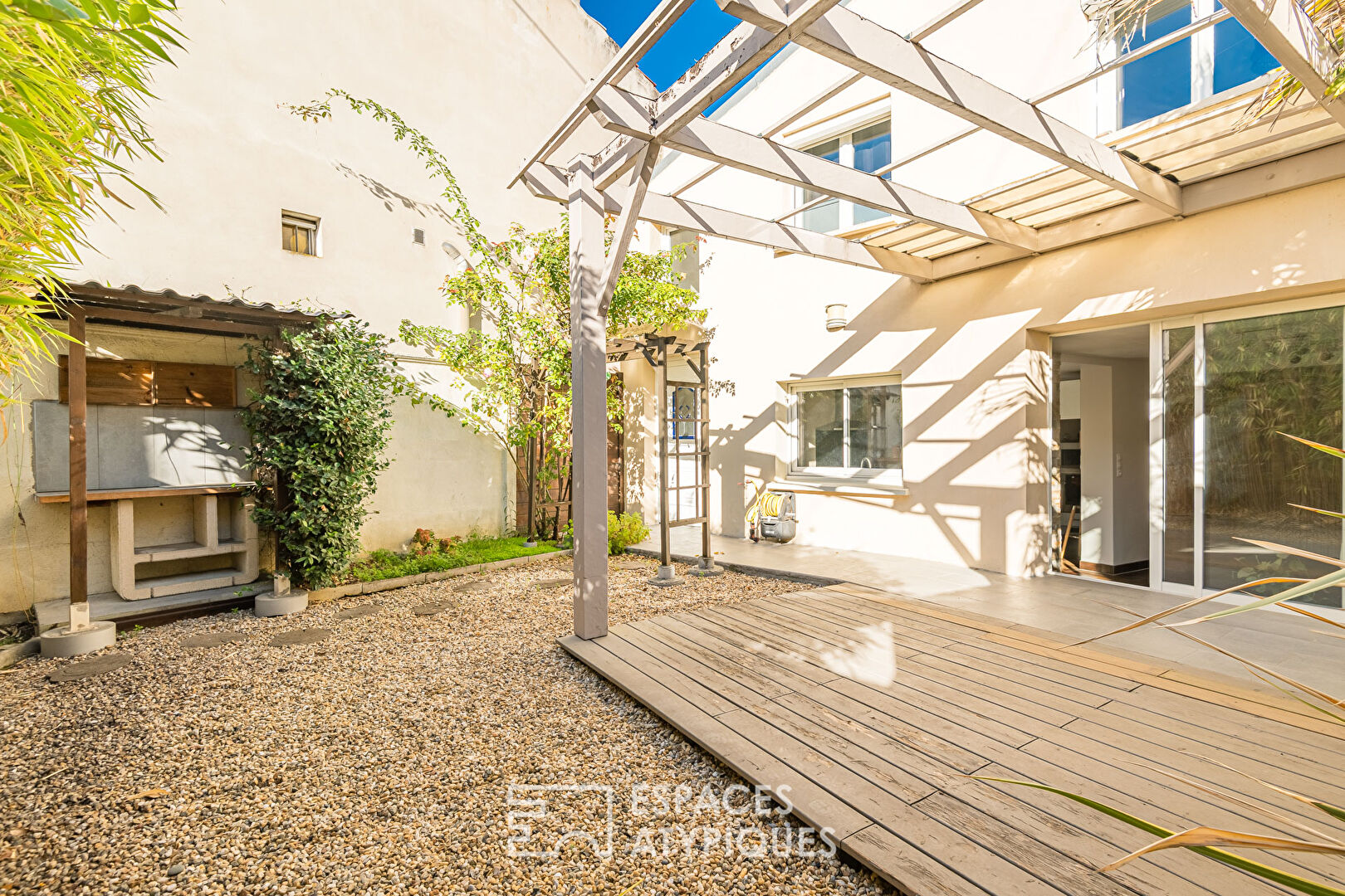 Maison en pierre avec garage et jardin