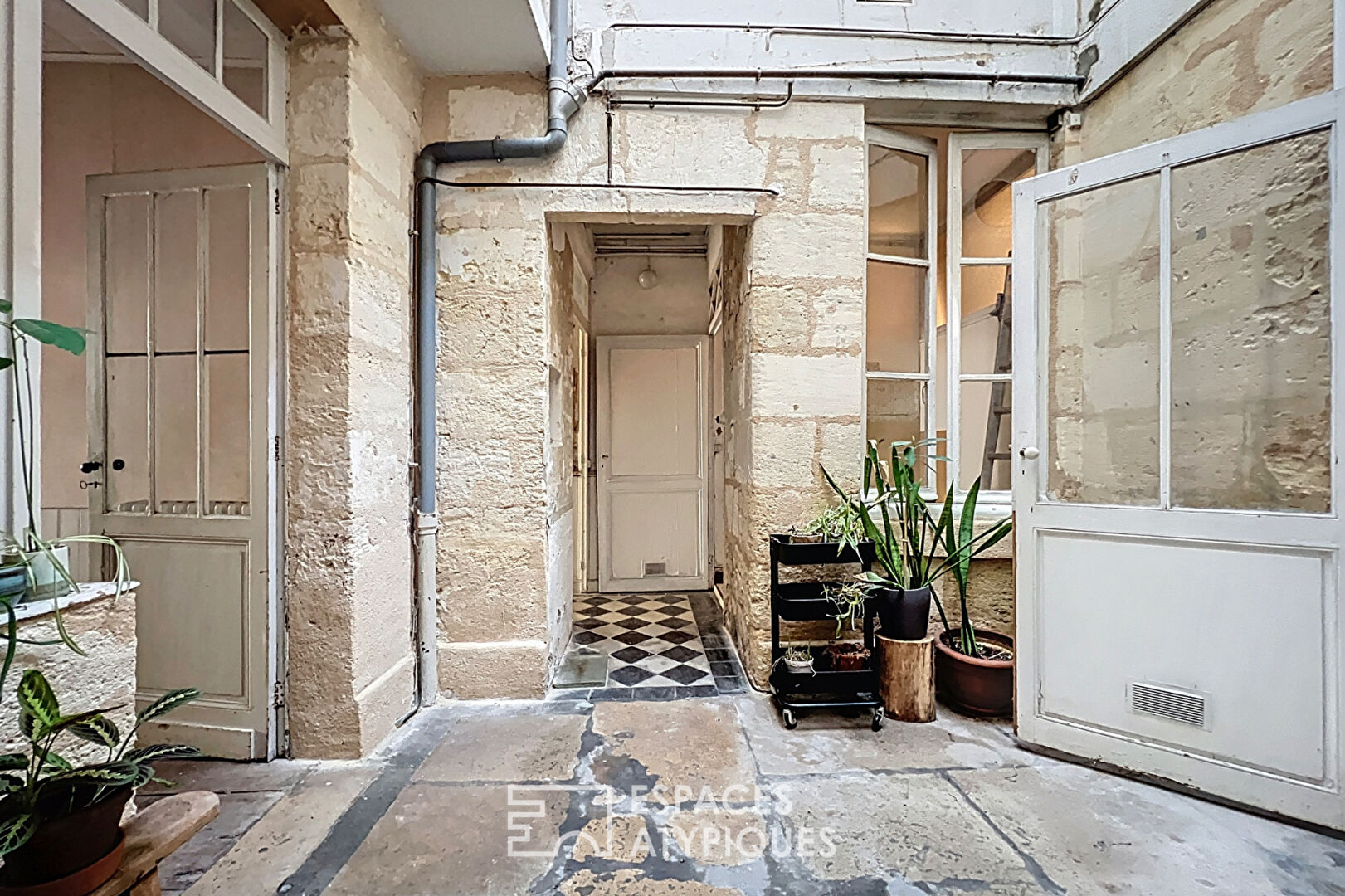 Jolie maison pierre à rénover avec patio en plein coeur de Saint-Michel
