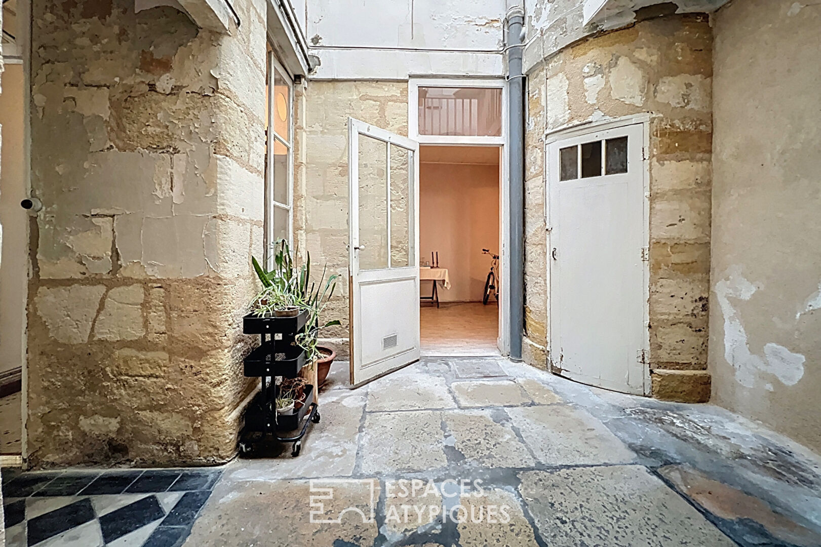 Jolie maison pierre à rénover avec patio en plein coeur de Saint-Michel