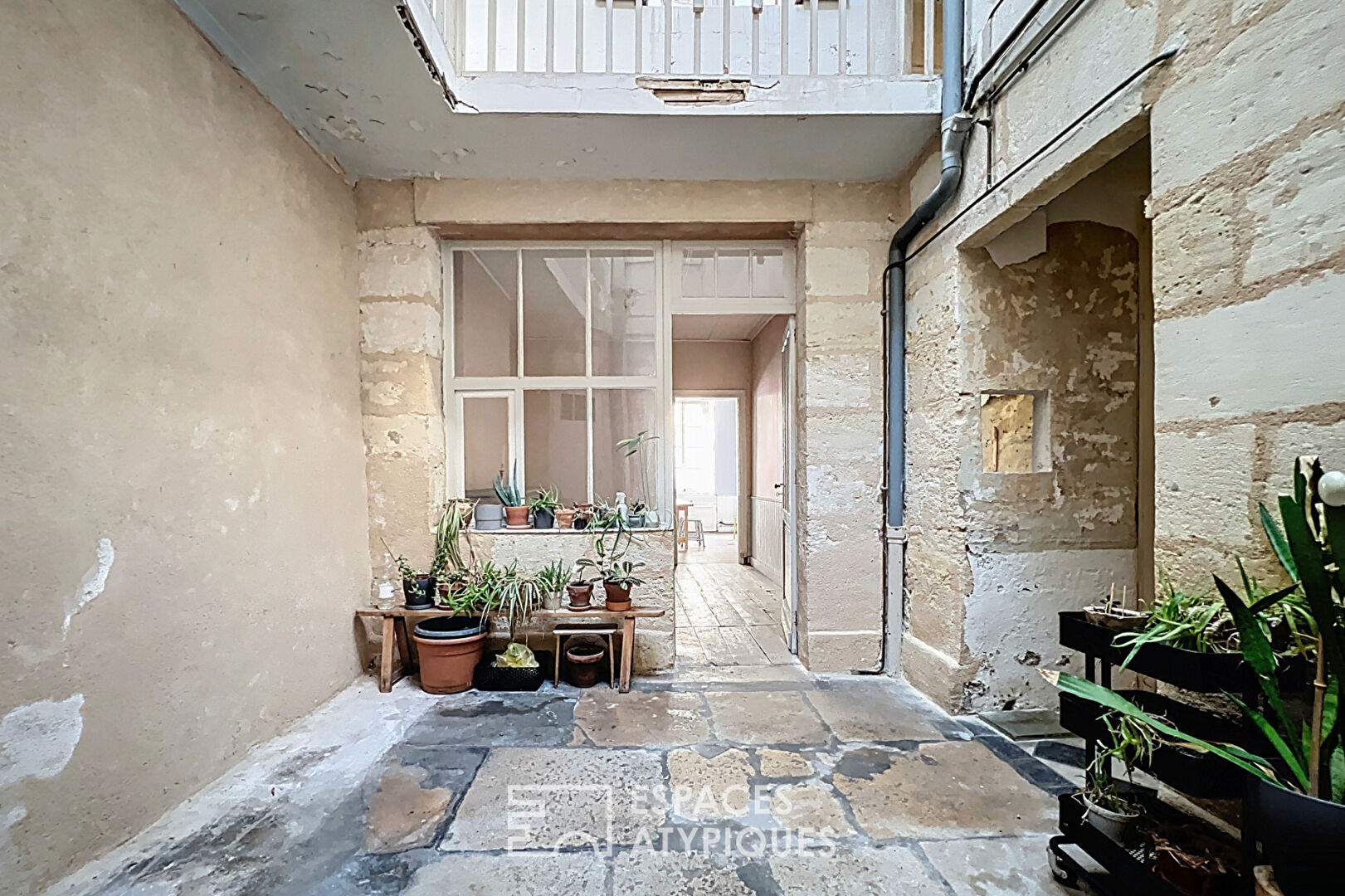 Jolie maison pierre à rénover avec patio en plein coeur de Saint-Michel