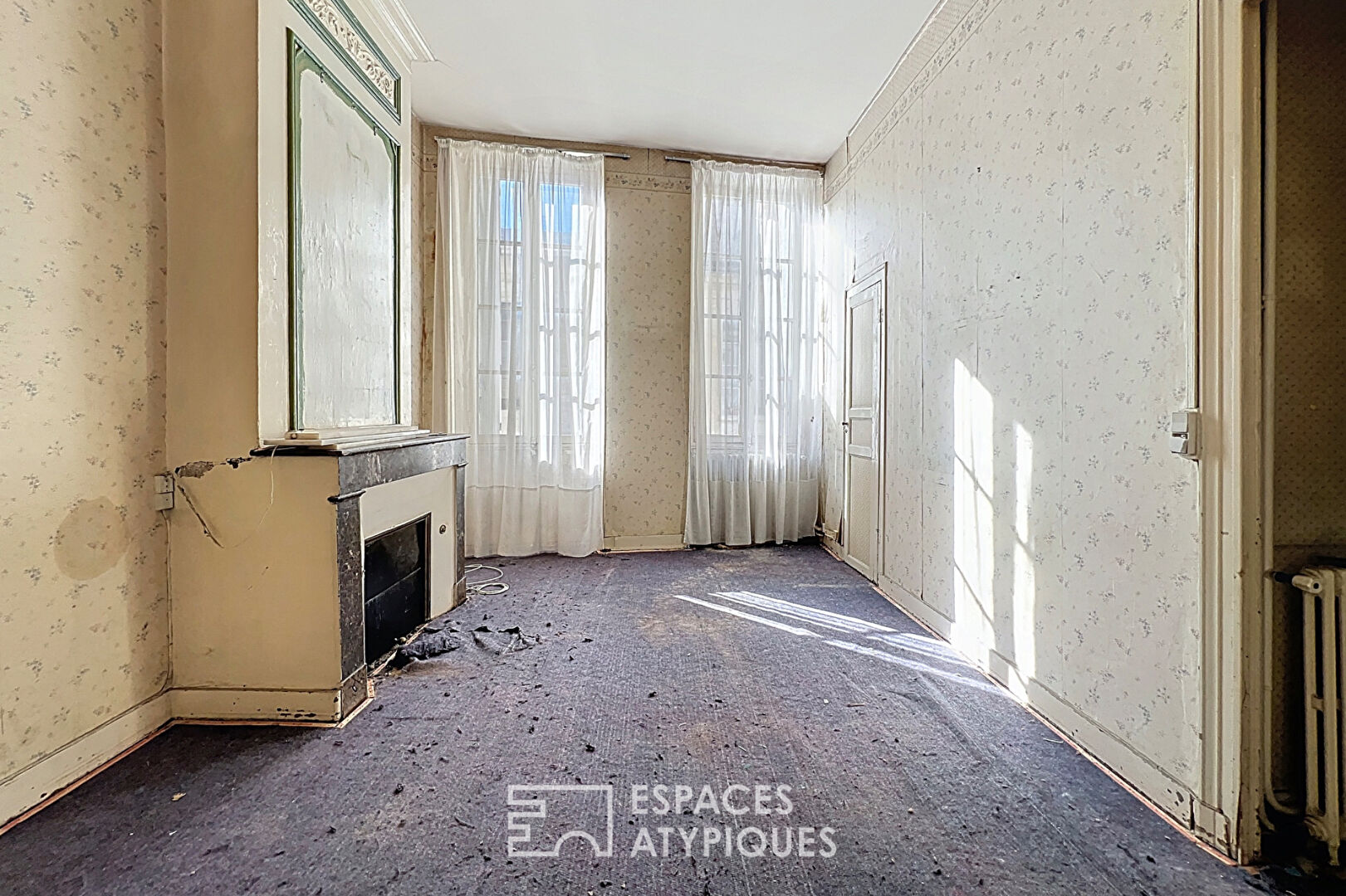 Jolie maison pierre à rénover avec patio en plein coeur de Saint-Michel