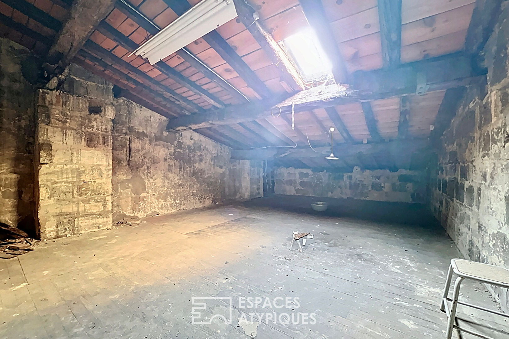 Jolie maison pierre à rénover avec patio en plein coeur de Saint-Michel