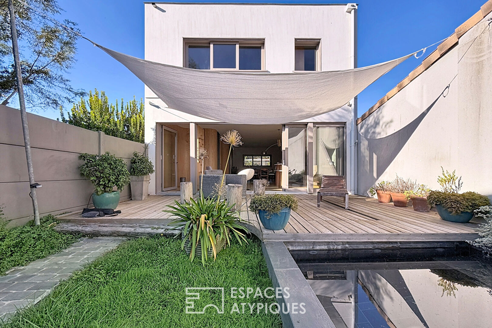 Bioclimatic architect-designed house with garden, swimming pool and parking in the heart of Bouscat