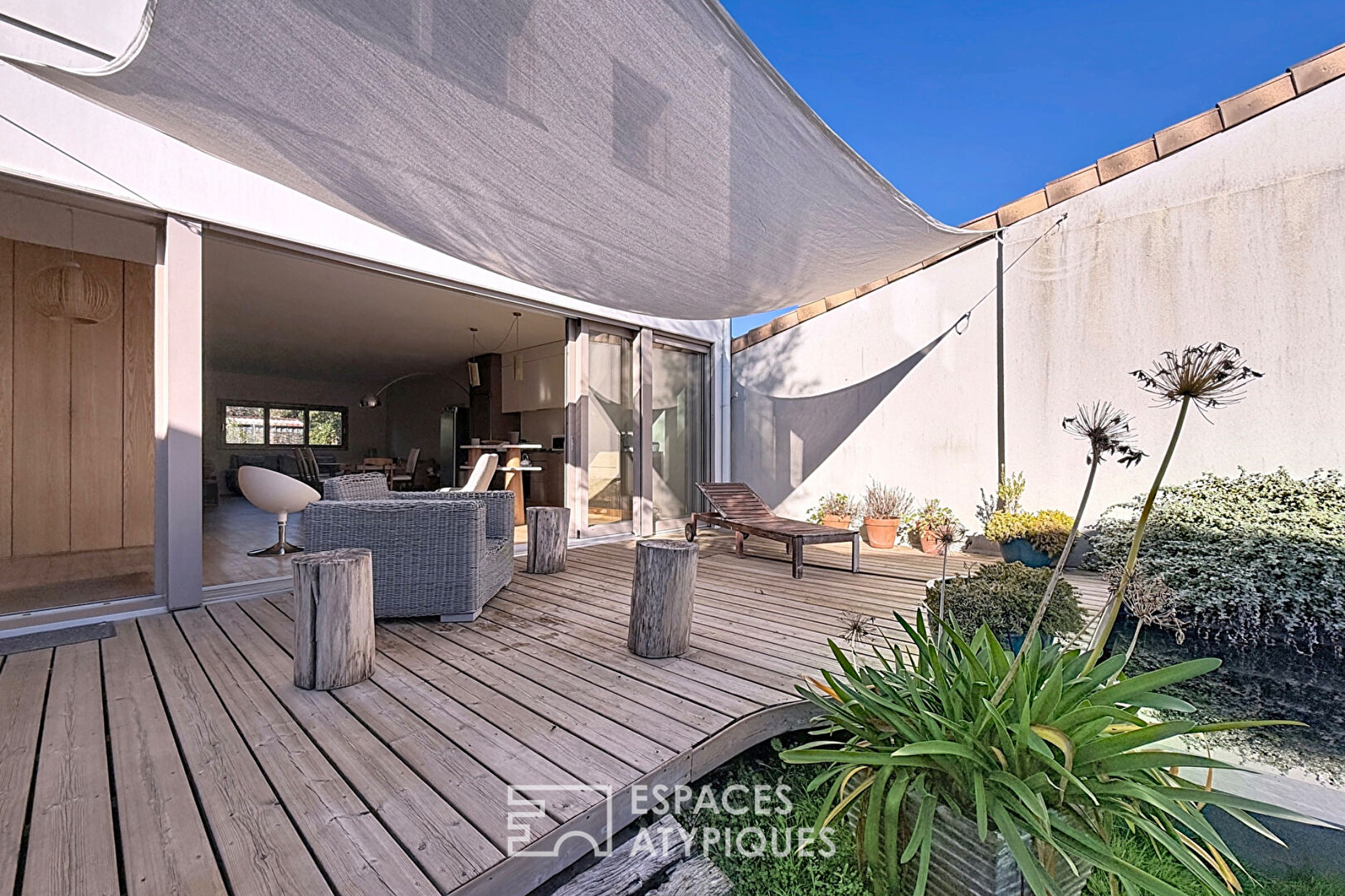 Bioclimatic architect-designed house with garden, swimming pool and parking in the heart of Bouscat