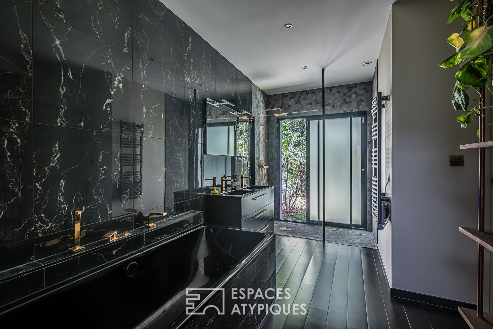 Contemporary single-story house in Talence center