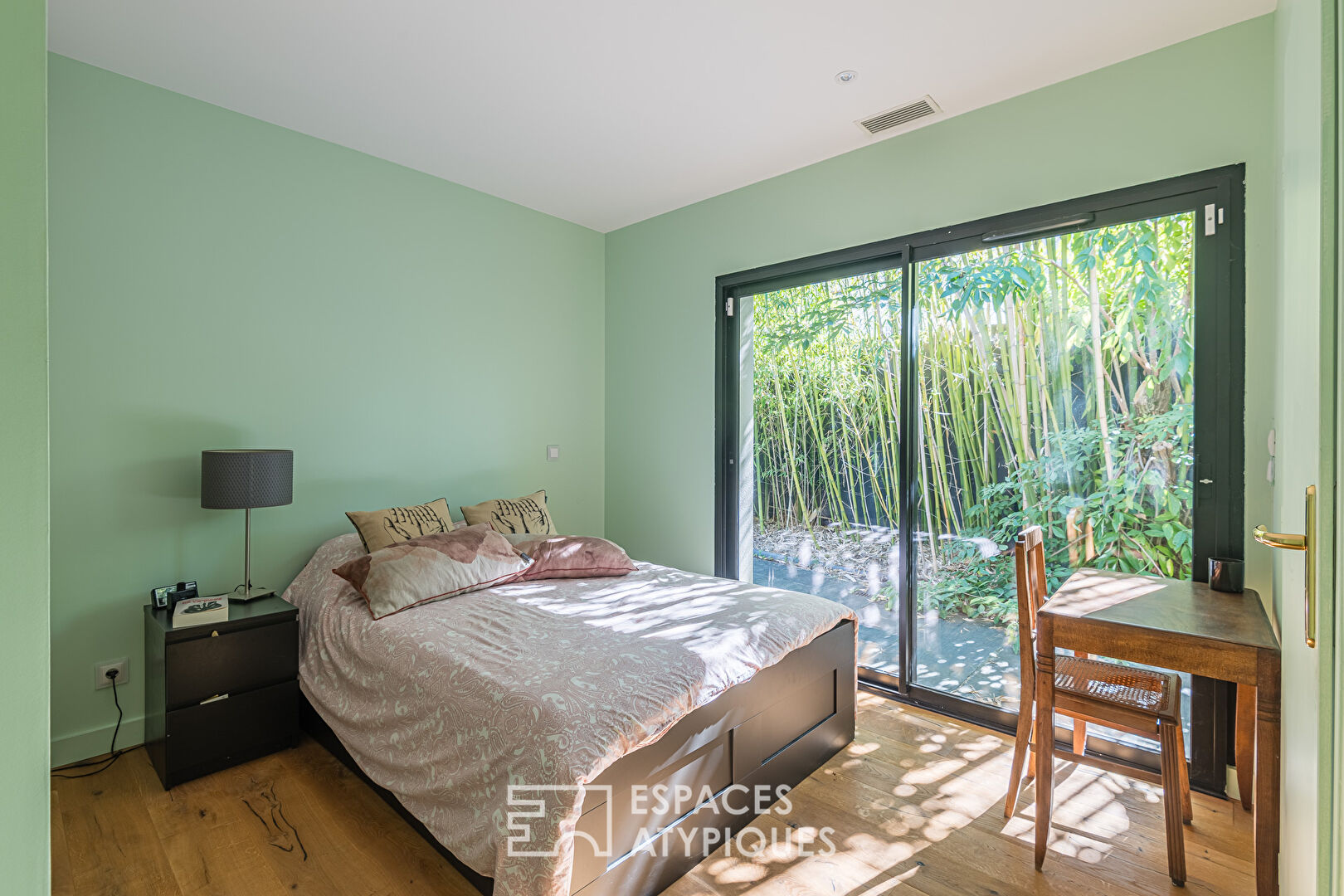 Contemporary single-story house in Talence center