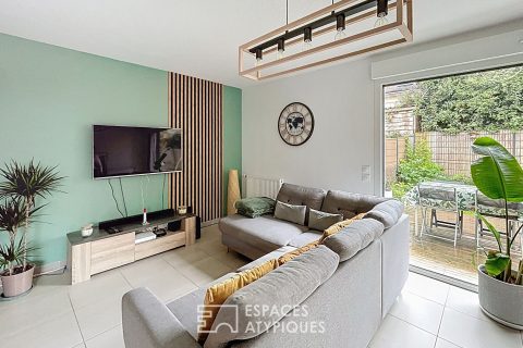 Maison récente et contemporaine avec jardin