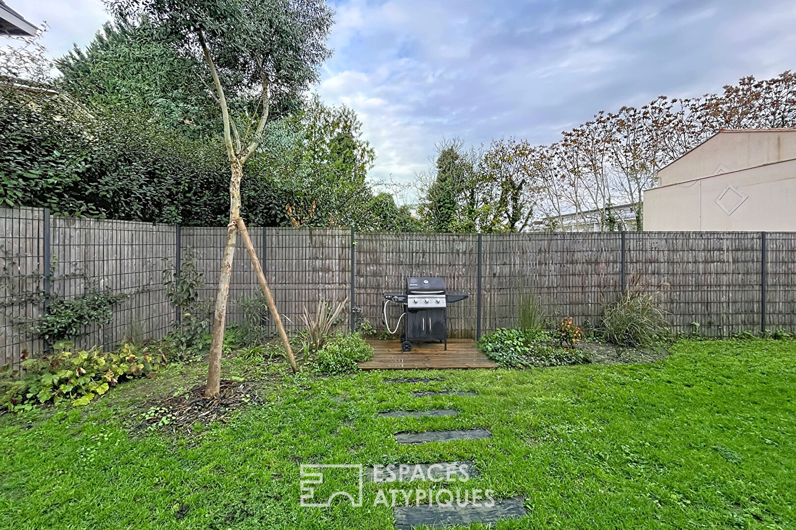 Maison récente et contemporaine avec jardin