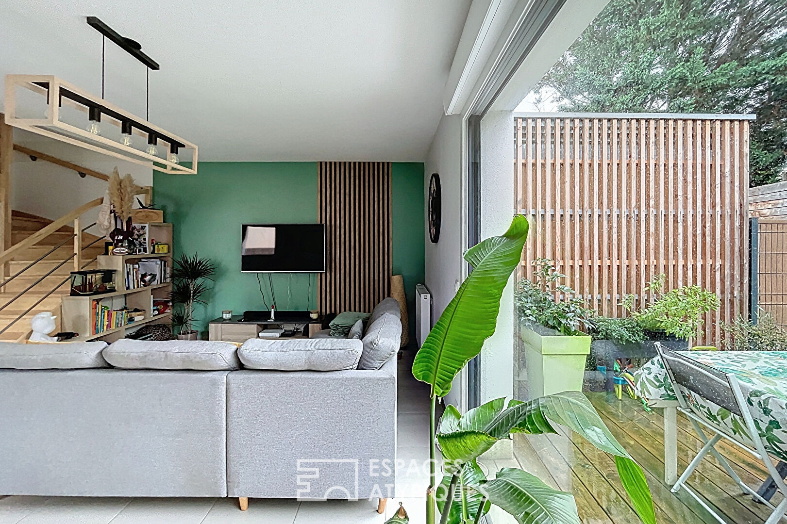 Maison récente et contemporaine avec jardin