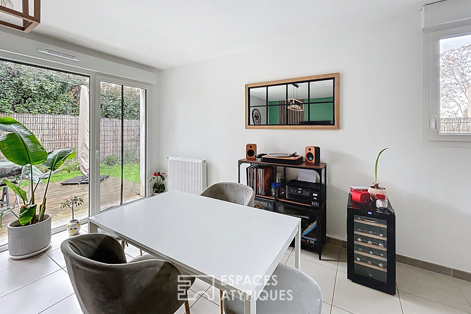 Maison récente et contemporaine avec jardin