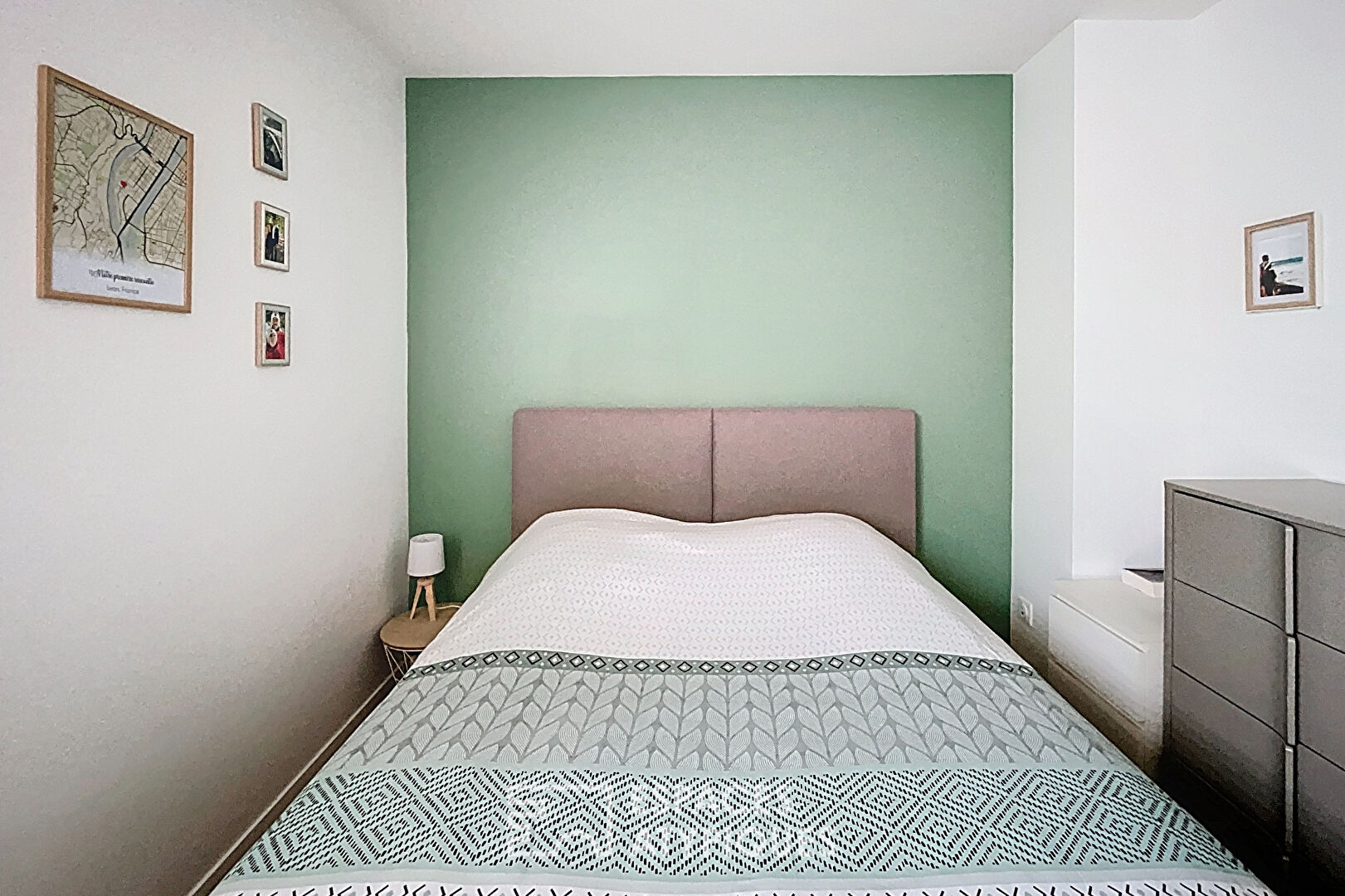 Maison récente et contemporaine avec jardin