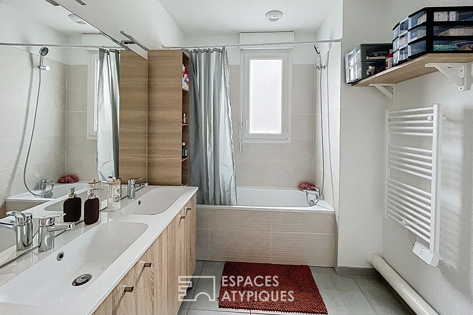 Maison récente et contemporaine avec jardin