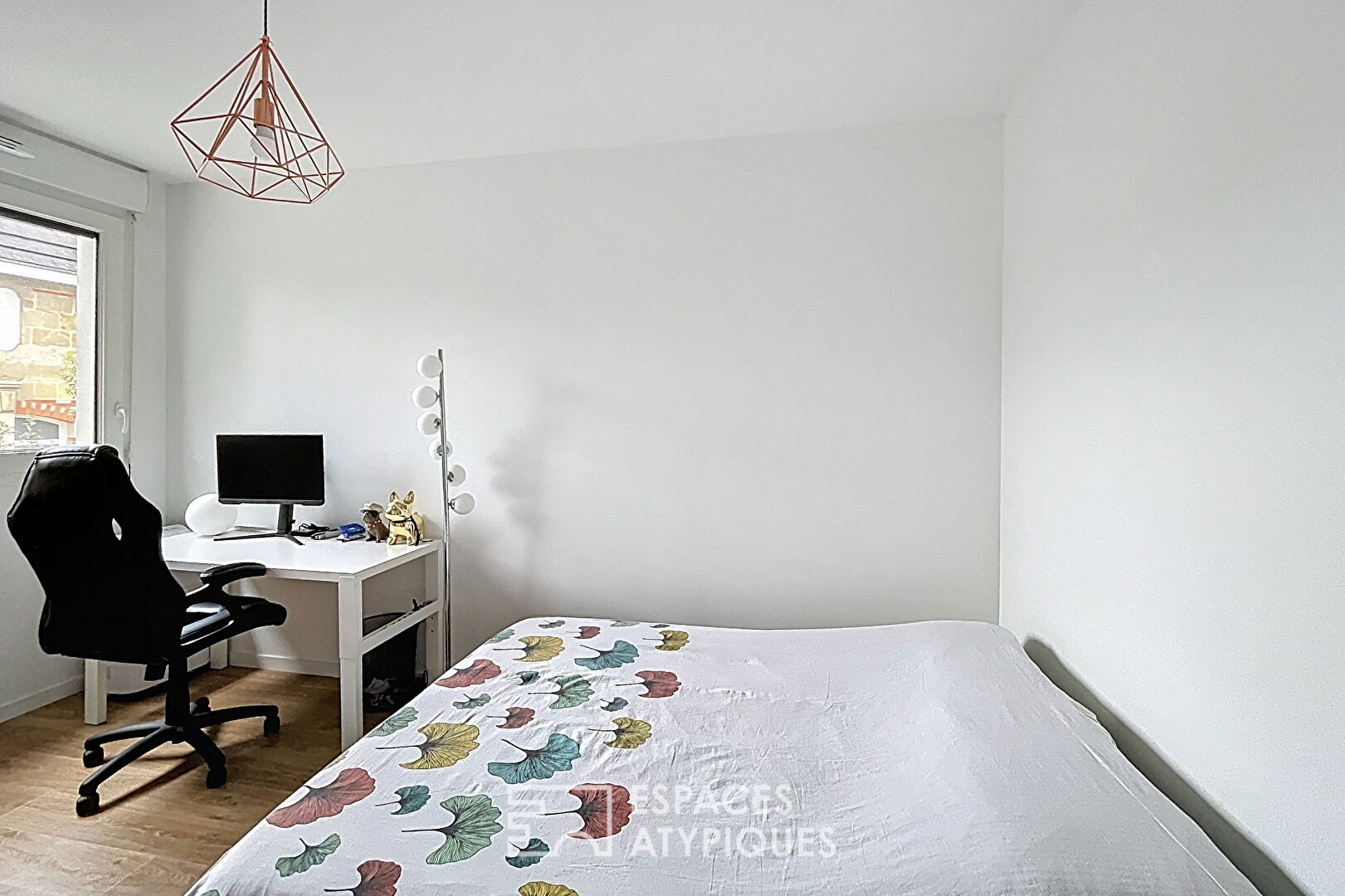 Maison récente et contemporaine avec jardin