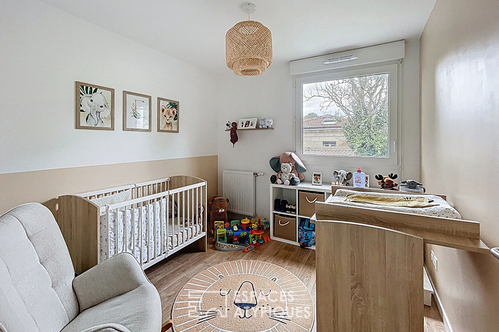 Maison récente et contemporaine avec jardin