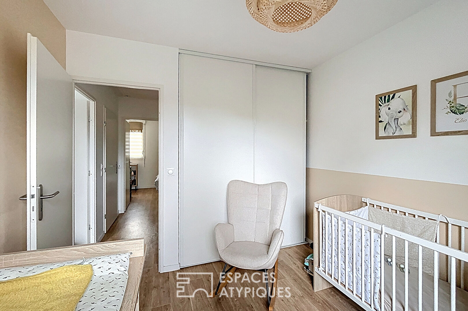 Maison récente et contemporaine avec jardin