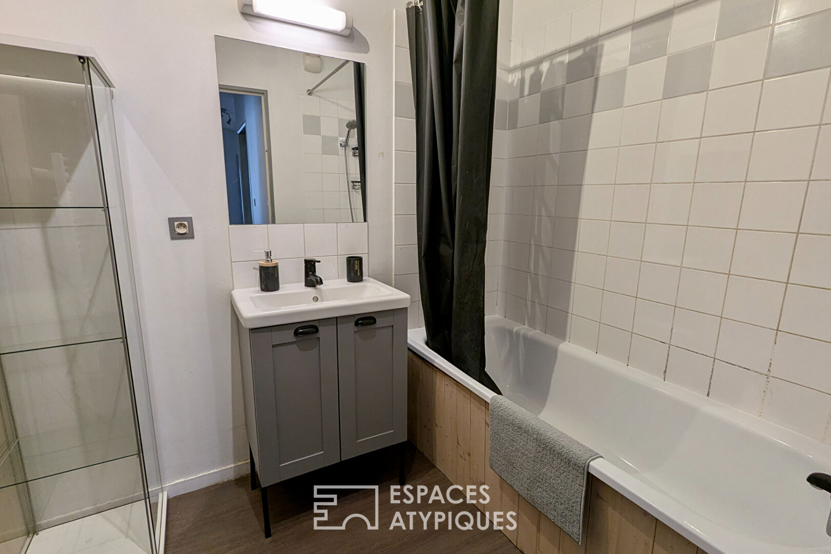 Appartement T3 meublé avec balcon et parking aux Chartrons