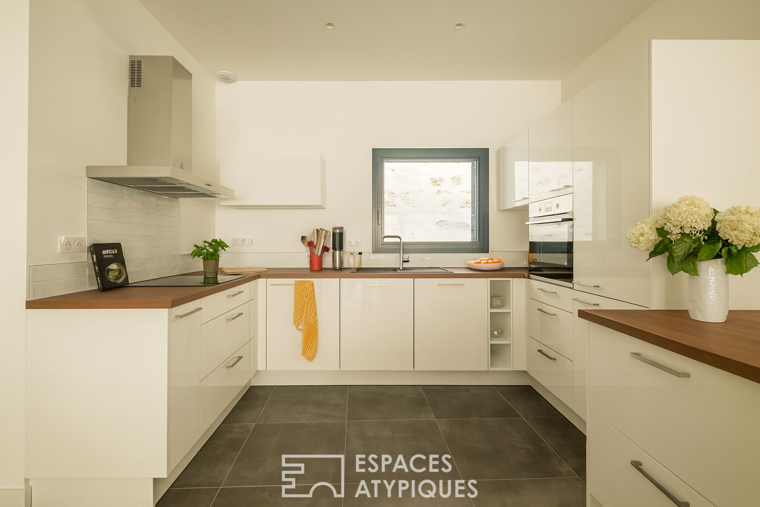 Appartement rénové avec grande terrasse aux Chartrons