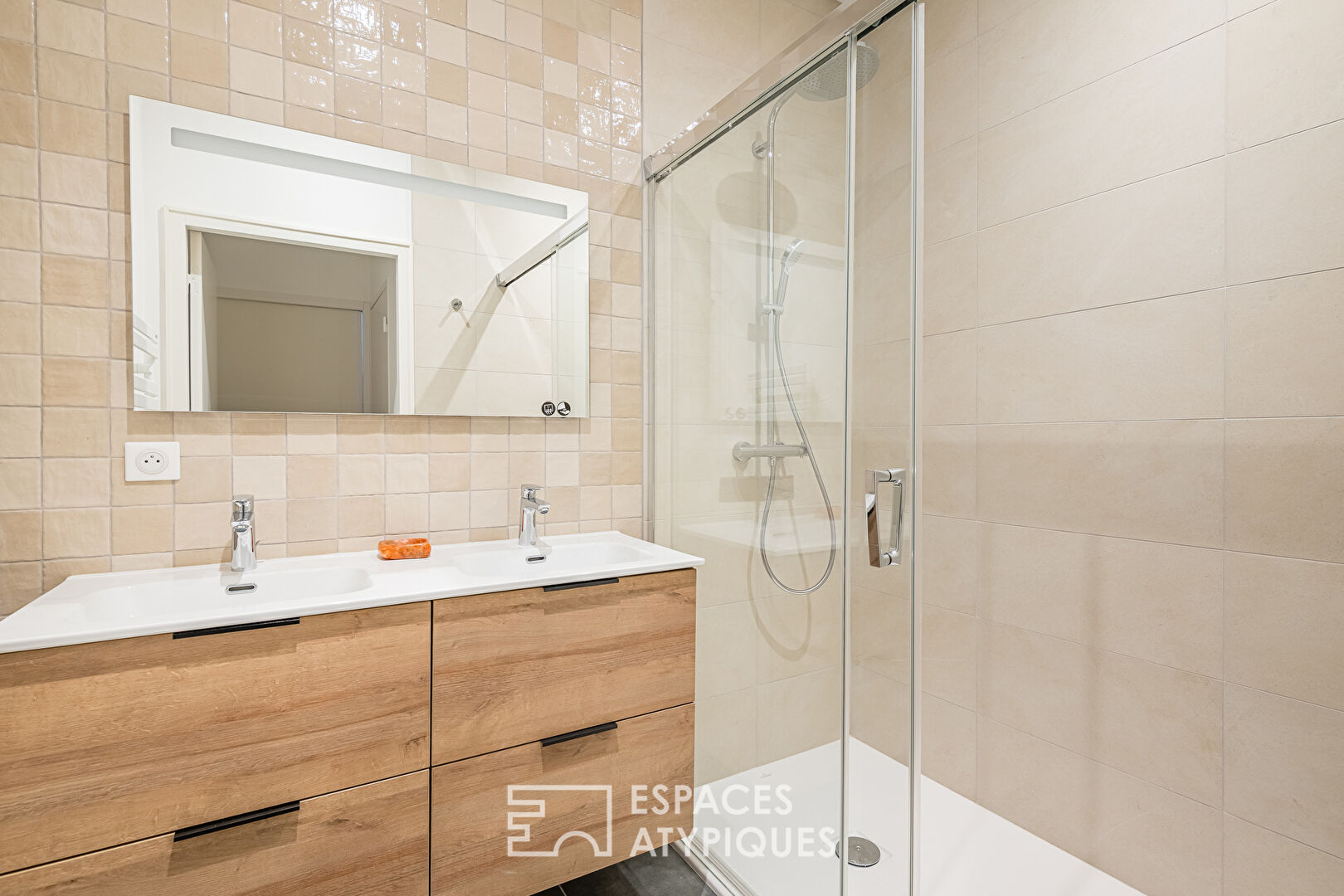 Appartement rénové avec grande terrasse aux Chartrons