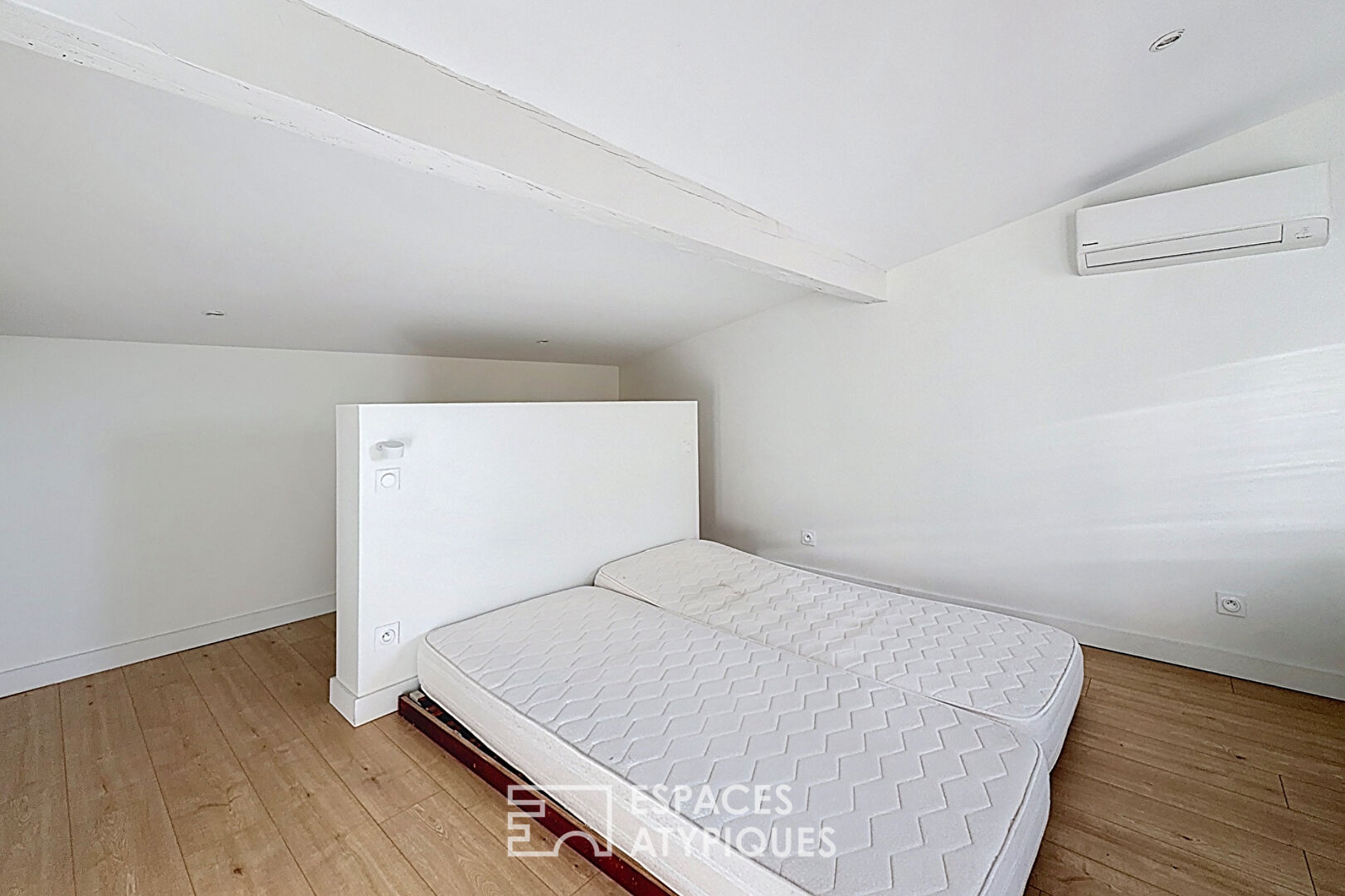 Appartement duplex rénové au dernier étage aux Chartrons