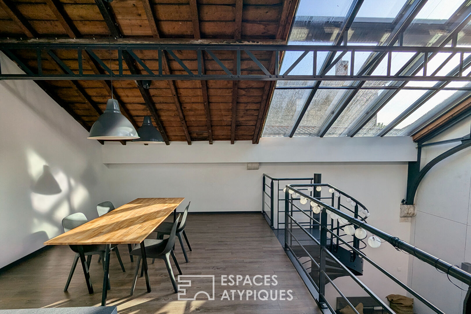 Loft industriel meublé en face du Parc Rivière